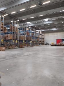 Lagerbereich mit Regalen im Cretschmar Logistikzentrum.