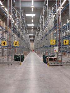 Gang in einem Regallager im Cretschmar Logistikzentrum.
