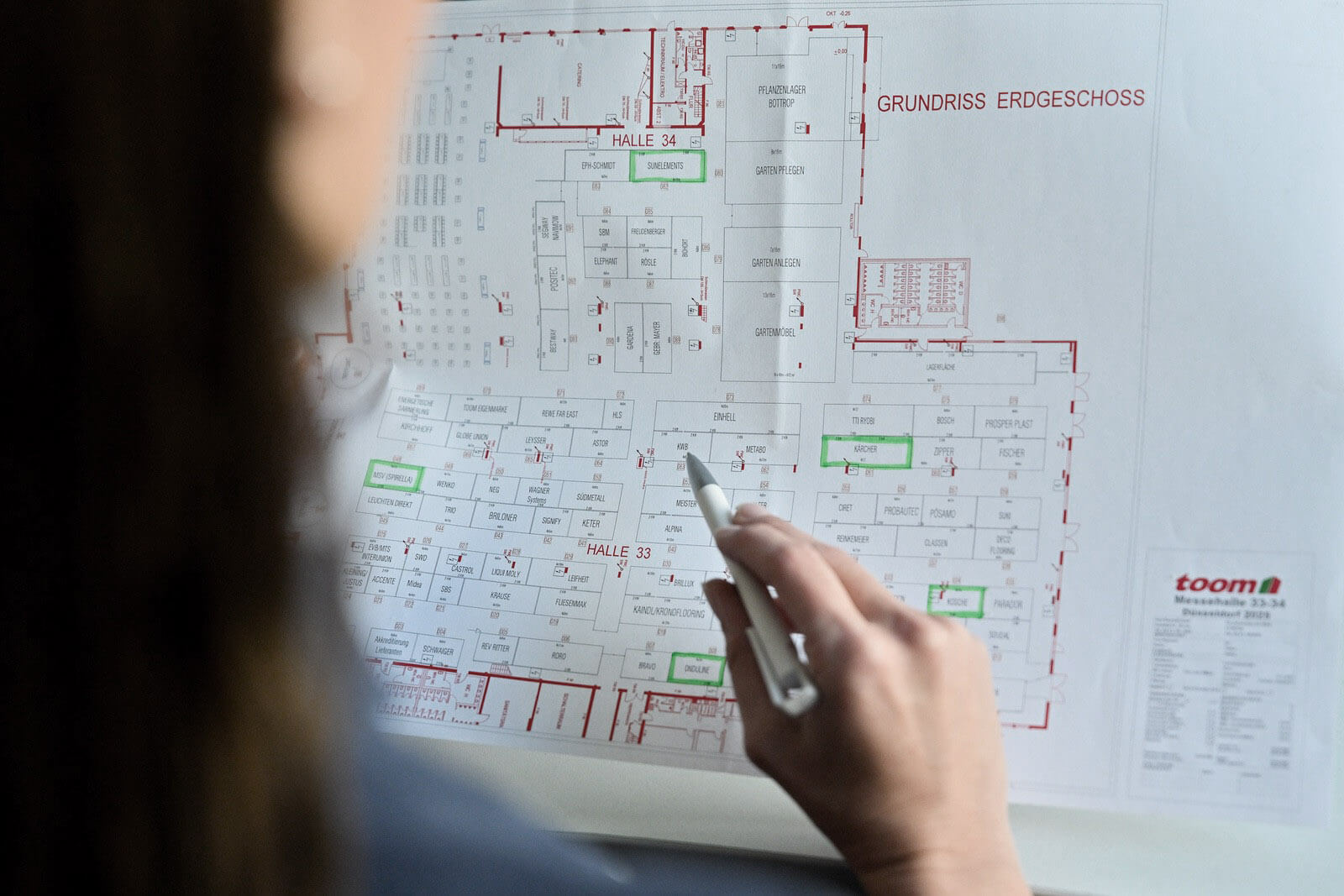 CRETSCHMAR customs clearance experts handling in-house solutions and customs guarantees